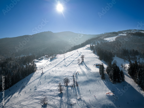 Widok na nasłoneczniony stok narciarski