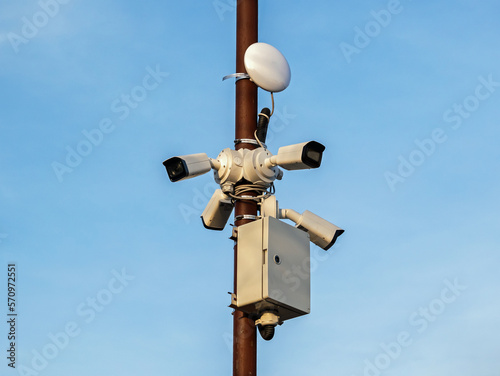 kamery monitoringu zainstalowane na słupie ulicznym.