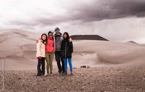 familia de cuatro en dunas de arena y silice en cordillera de los Andes Argentina