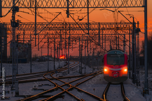 Stacja kolejowa Warszawa Główna Jadący pociąg na torach kolejowych w czasie zachodzącego słońca