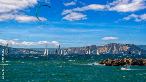 Kitesurfeur et voiliers le long des côtes marseillaises