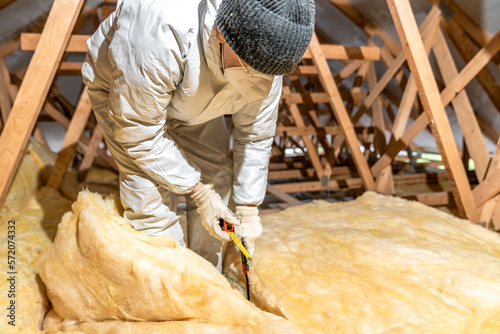 cutting glass wool when insulating the ceiling on the roof