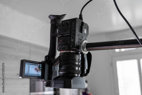 caméra sur une perche pour réalisation d'un film sur le dessin en verticale