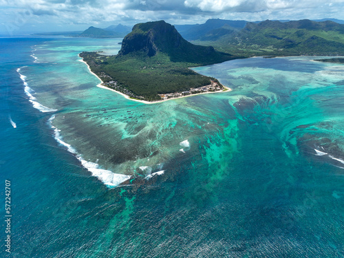 Tour of Mauritius from the Underwater Water fall to the mountains