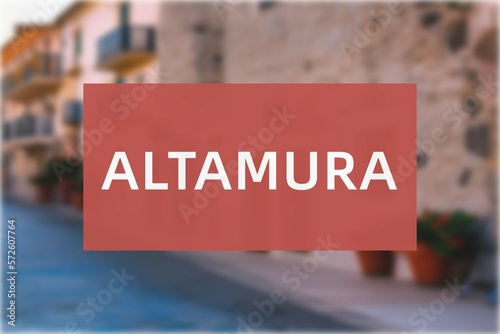 Altamura: Der Name der italienischen Stadt Altamura in der Region Puglia vor einem Hintergrundbild