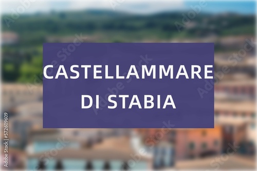 Castellammare di Stabia: Der Name der italienischen Stadt Castellammare di Stabia in der Region Campania vor einem Hintergrundbild