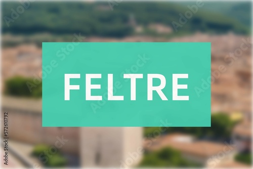 Feltre: Der Name der italienischen Stadt Feltre in der Region Veneto vor einem Hintergrundbild