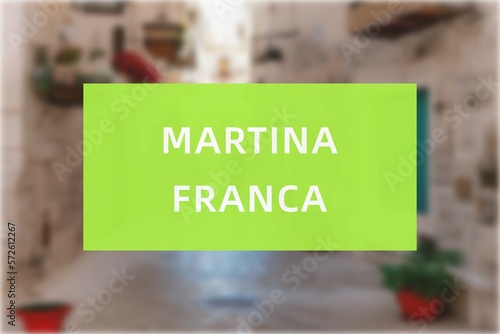Martina Franca: Der Name der italienischen Stadt Martina Franca in der Region Puglia vor einem Hintergrundbild