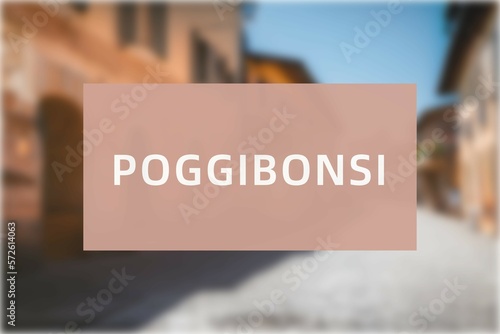 Poggibonsi: Der Name der italienischen Stadt Poggibonsi in der Region Tuscany vor einem Hintergrundbild