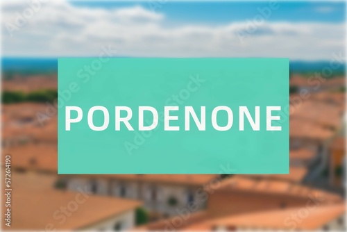 Pordenone: Der Name der italienischen Stadt Pordenone in der Region Friuli-Venezia Giulia vor einem Hintergrundbild