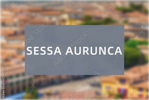 Sessa Aurunca: Der Name der italienischen Stadt Sessa Aurunca in der Region Campania vor einem Hintergrundbild