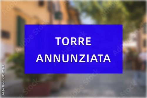 Torre Annunziata: Der Name der italienischen Stadt Torre Annunziata in der Region Campania vor einem Hintergrundbild