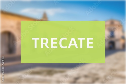 Trecate: Der Name der italienischen Stadt Trecate in der Region Piedmont vor einem Hintergrundbild