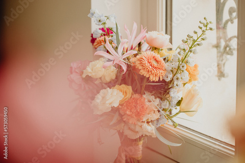 Bouquet de fleurs coloré pour la future épouse