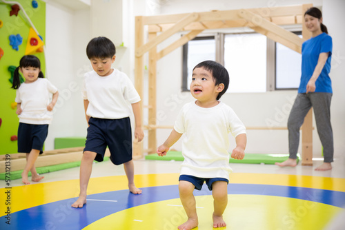 ダンスや体操をするかわいい幼児