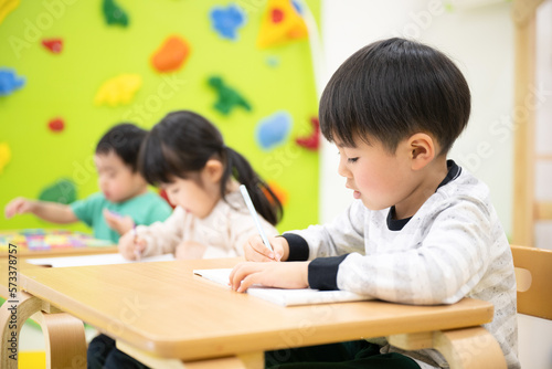 勉強をする子供 小学校受験などのイメージにも