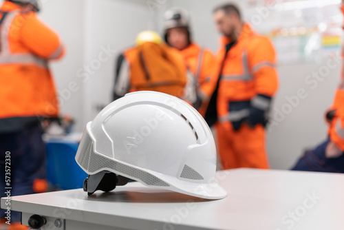 Un casque de chantier btp posé sur une table