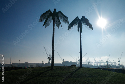 Deutschland, Hamburg, Park Fiction mit Blick zum Hafen - Stock-Fotografie