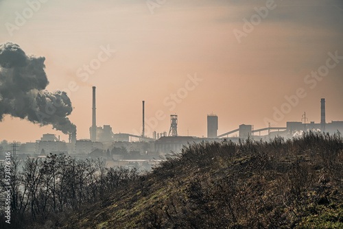 Tereny przemysłowe na Górnym Śląsku w Polsce, hałdy kopalniane zimą. Krajobraz dewastacji przyrody