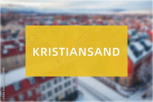 Kristiansand: Der Name der norwegischen Stadt Kristiansand in der Region Vest-Agder vor einem Hintergrundfoto