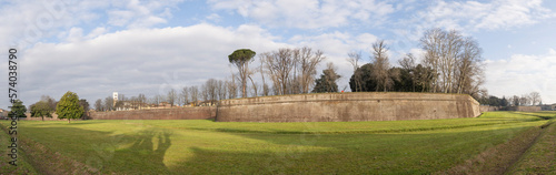 Lucca le mura vista dai prati