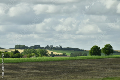 La campagne sous un ciel gris à Champagne-et-Fontaine au Périgord Vert 