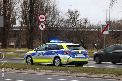 Polska policja radiowóz żółto niebieski, podczas służby w mieście. Nowe barwy. 