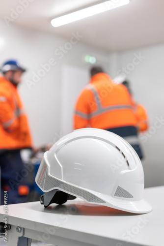 Un casque de chantier btp posé sur une table