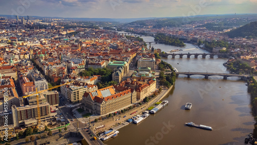 Widok na Wełtawę i Stare Miasto w Pradze. 