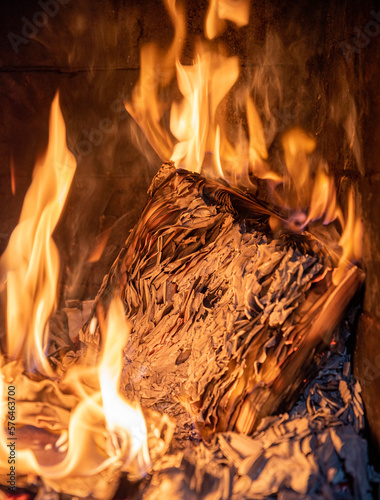 płonąca książka spalająca się w płomieniach ognia