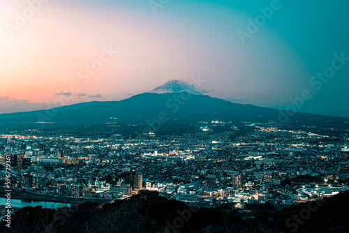 静岡県沼津市の街並みと夕焼けの富士山 