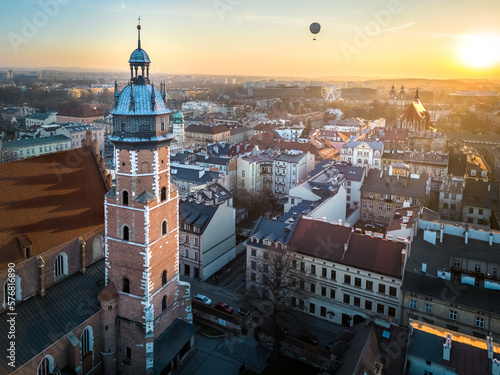 Krajobraz starego miasta, widok z góry z wieżą kościoła i balonem nad miastem
