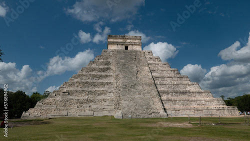 Vista trasera de la pirámide o castillo de Chichén Itzá, México