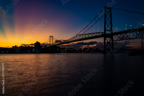 no horizonte raios coloridos no céu ocasionados pelo pôr do sol ponte Hercílio luz de Florianopolis Santa Catarina Brasil Florianópolis