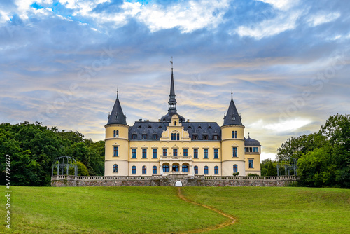 historisches Schloss Ralswiek aus dem 19. Jahrhundert auf der Insel Rügen / Mecklenburg-Vorpommern