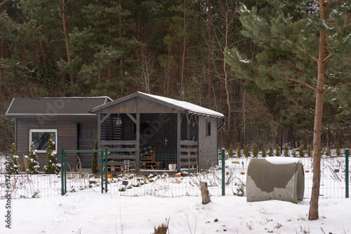 Działki rekreacyjno uprawne zimą . Ogródek działkowy , z małym domkiem - altanką , pod śniegiem .