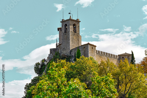 Glockenturm am Rocca o Guaita oder auch Prima Torre, einer der 3 Türme auf dem Monte Titano in der ältesten bestehenden Republik der Welt (San Marino) 