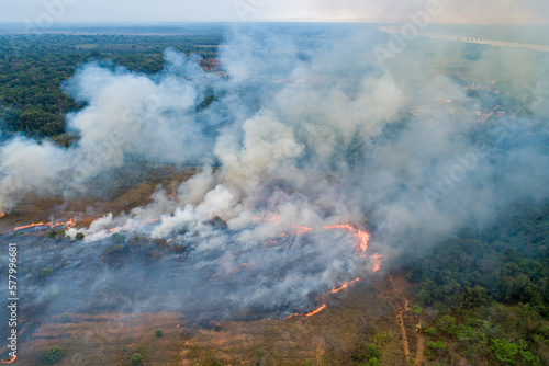 Um raio desencadeou um incendio e a equipe de brigada tenta controlar o fogo. Imagens de drone. Rondônia - Amazonia - Brasil.