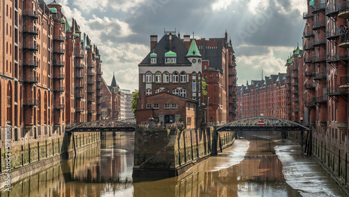 Das Wasserschloss in der Speicherstadt in der Hansestadt Hamburg bei Ebbe. Die roten Backsteine in der Speicherstadt prägen das Bild und gehören zum Weltkulturerbe