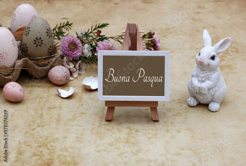 Biglietto di auguri di Pasqua: Buona Pasqua scritta su un cavalletto con uova di quaglia e fiori.Biglietto di auguri di Pasqua: Buona Pasqua scritta su un cavalletto con uova di quaglia e fiori.