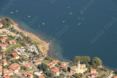 Blick von La Crocetta auf das Seeufer in Dongo