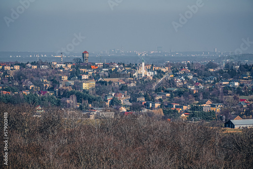 Miasto przemysłowe z kopalniami, hutą i elektrownią na Śląsku w Polsce, Łaziska Górne zimą widok z hałdy odpadów kopalnianych.