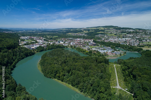 Flusschlaufe der Reuss mit Blick auf die Stadt Bremgarten. Im Hintergrund der Heitersberg und den Jura.