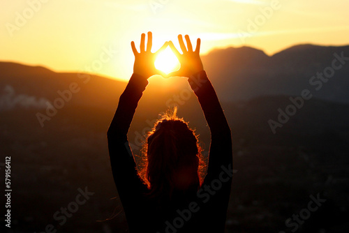 mujer feliz con los rayos de sol pasando a través de sus manos