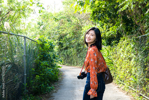 沖縄の森で写真を撮るカメラ女子