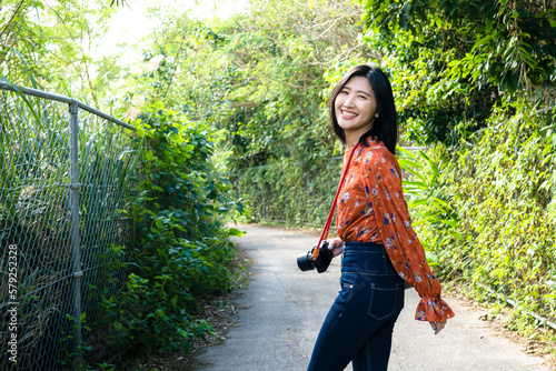 沖縄の森で写真を撮るカメラ女子