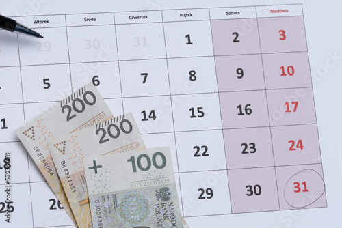 Kalendarz miesięczny z polską gotówką
