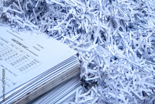 Utylizacja papierowych dokumentów firmowych w niszczarce