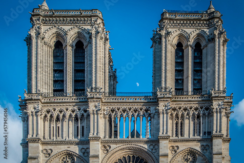 La lune derrière la cathédrale Notre-Dame de Paris, France, 5 février 2017