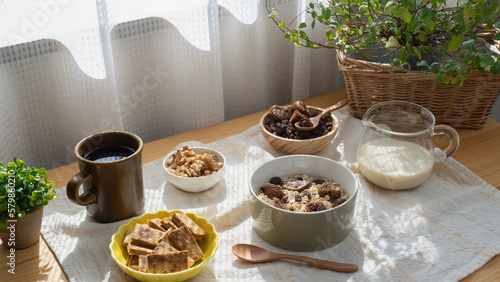 朝の食卓イメージ｜オートミールにドライフルーツ(レーズン・いちじく)とクルミを入れる